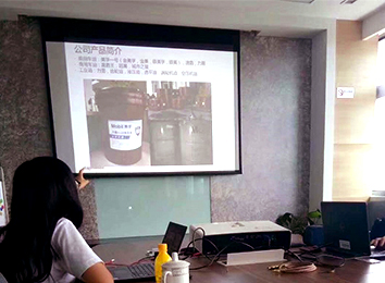 從營銷的角度講，網(wǎng)絡(luò)上生產(chǎn)者和消費(fèi)者一對一的互動溝通，使生產(chǎn)者更快地了解消費(fèi)者的要求、愿望及改進(jìn)意見，將工業(yè)時代大規(guī)模生產(chǎn)、大規(guī)模數(shù)據(jù)營銷改進(jìn)為小群體甚至個體營銷，為消費(fèi)者提供了極大的滿足，迎合了現(xiàn)代拓客營銷理念