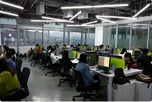 也不需要龐大的零售商業(yè)職工隊(duì)伍，因而降低了商品的銷售成本價格，也就降低了顧客購買的貨幣成本，另一方面，數(shù)據(jù)營銷通過直接媒體和直接手段及時向消費(fèi)者傳遞商品信息，降低了消費(fèi)者搜尋信息的時間成本與精力成本