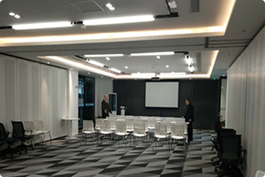 網(wǎng)絡(luò)本身就具有快速、高效、低成本的特點(diǎn)，在互聯(lián)網(wǎng)上信息資源共享，進(jìn)入障礙為零，作為一種新的傳播形式，網(wǎng)絡(luò)具有一對一的互動特性，這是對傳統(tǒng)傳播方式面對大量受眾特征的突破